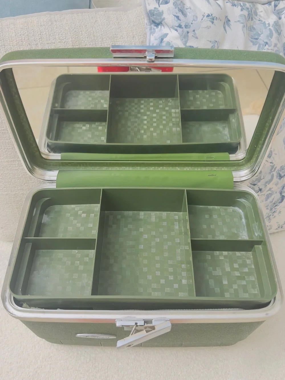 Green Cosmetic Train Case Storage Box with Handle by Unbranded